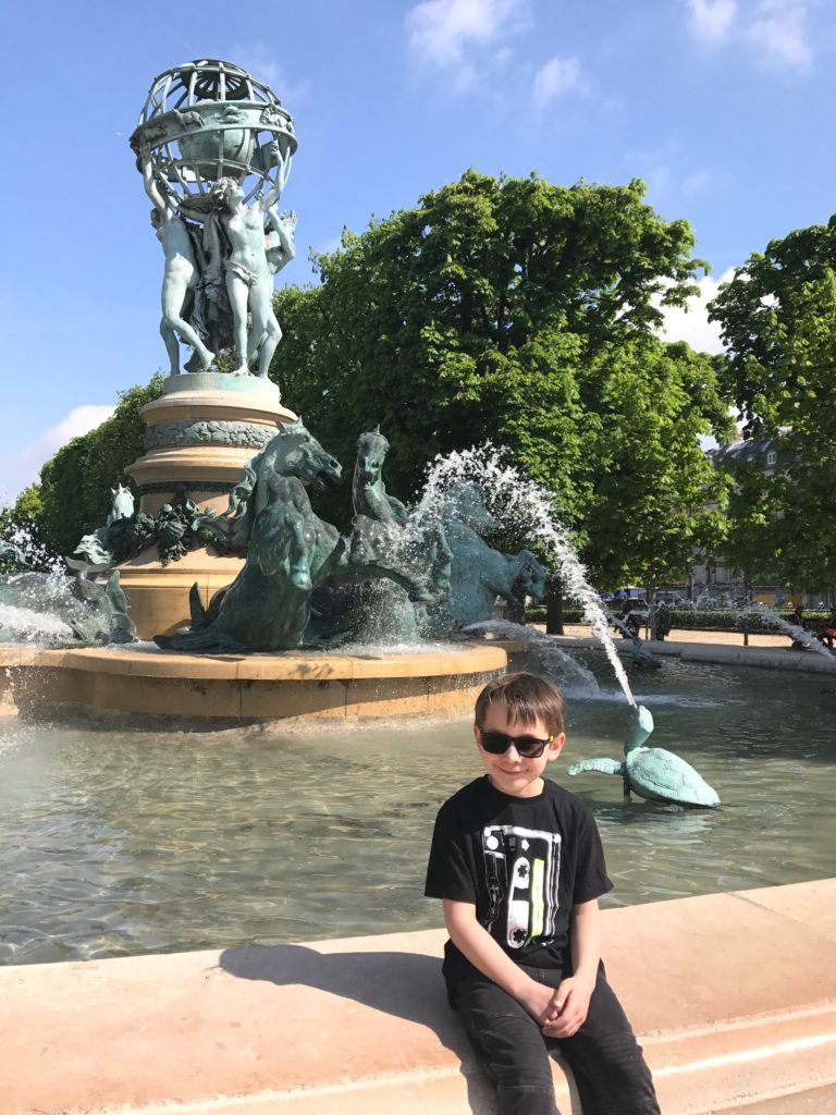 paris with kids - jardin du luxemburg fountain