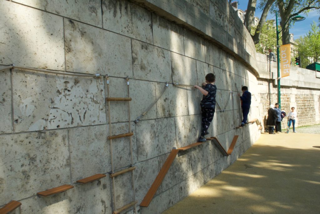 paris with kids - seine playgrounds climbing